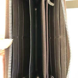 Gucci Bags - Gucci GG zipper wallet Gucci Bags - Gucci GG zipper wallet